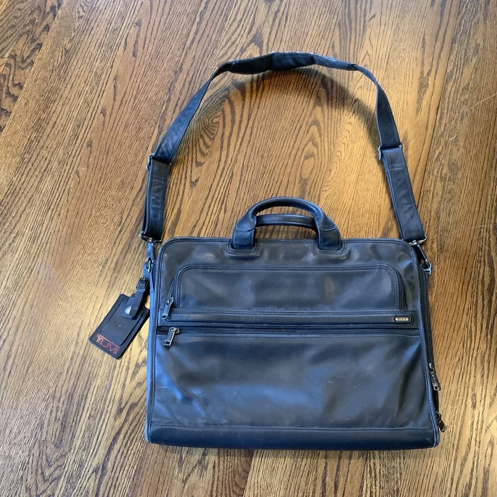 Tumi Black Genuine Leather Briefcase Messenger Bag‎ Laptop Computer Business